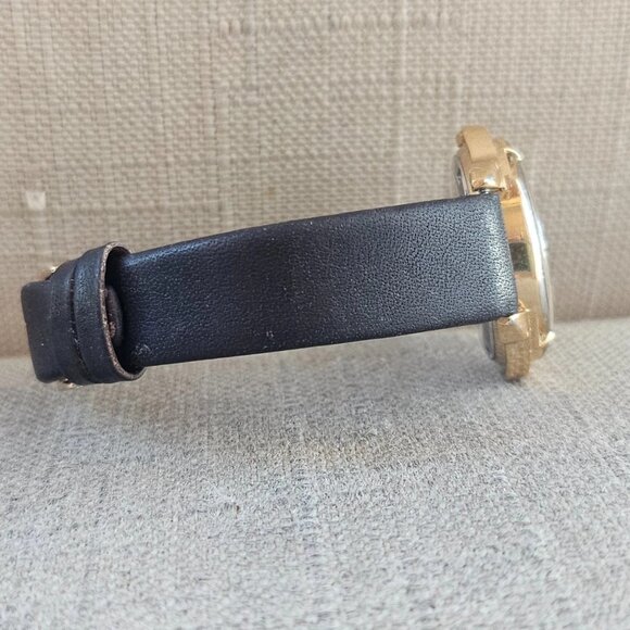 Vintage Guess Ladies Wristwatch Date/Day Calendar Gold Tone Case Analog Watch - Picture 6 of 11